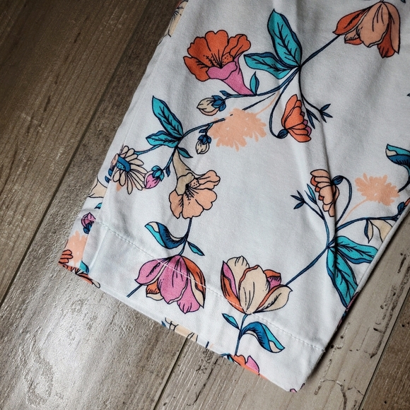 St. John’s Bay Capris Size 12 Petite Secretly Slender Panel White Posie Floral - Picture 12 of 16
